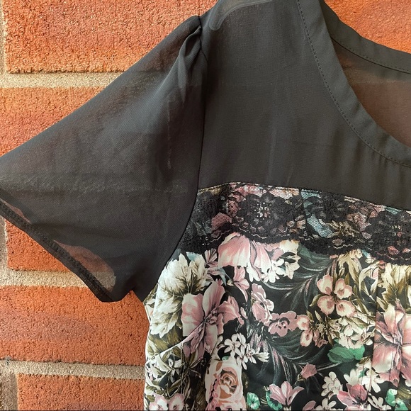 Tu Floral Short Sleeve Tee Lace and Pleated Front - Picture 5 of 11